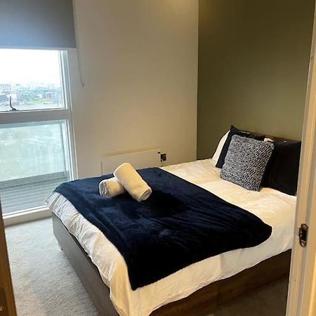 Lovely 2-Bedroom Condo With Balcony Manchester Bagian luar foto