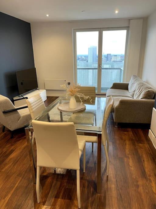 Lovely 2-Bedroom Condo With Balcony Manchester Bagian luar foto
