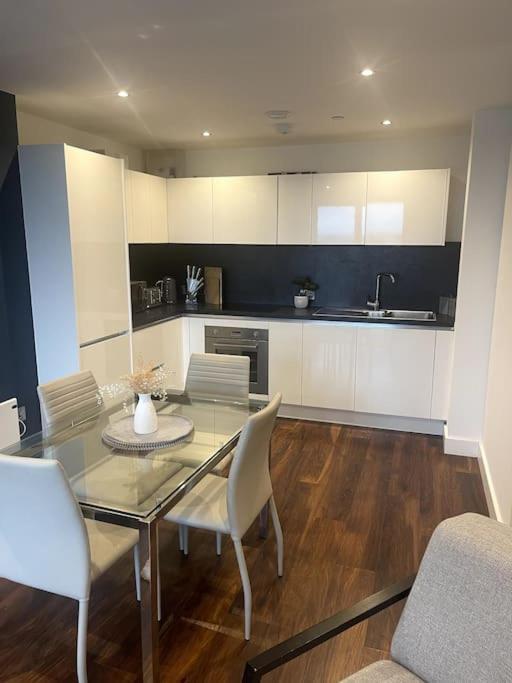 Lovely 2-Bedroom Condo With Balcony Manchester Bagian luar foto