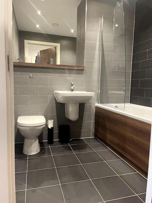 Lovely 2-Bedroom Condo With Balcony Manchester Bagian luar foto