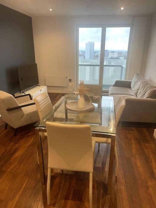 Lovely 2-Bedroom Condo With Balcony Manchester Bagian luar foto
