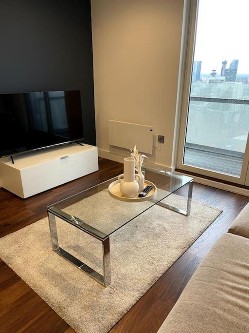 Lovely 2-Bedroom Condo With Balcony Manchester Bagian luar foto