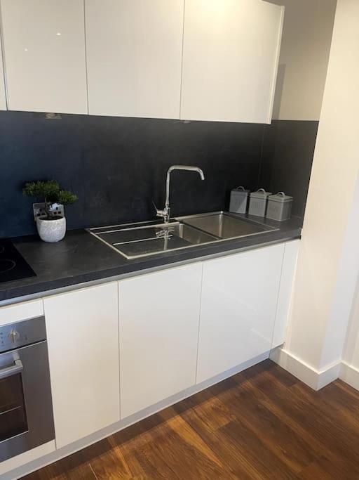 Lovely 2-Bedroom Condo With Balcony Manchester Bagian luar foto