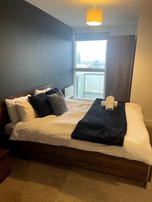 Lovely 2-Bedroom Condo With Balcony Manchester Bagian luar foto