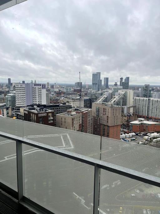 Lovely 2-Bedroom Condo With Balcony Manchester Bagian luar foto