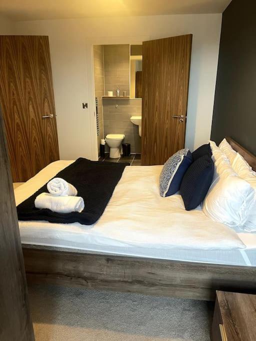 Lovely 2-Bedroom Condo With Balcony Manchester Bagian luar foto